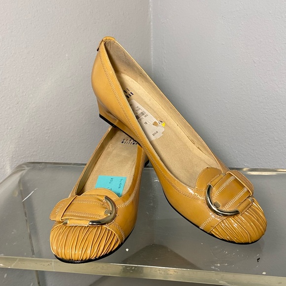 Vintage Stuart Weitzman yellow Wedge Heels Size 10 - Picture 2 of 3